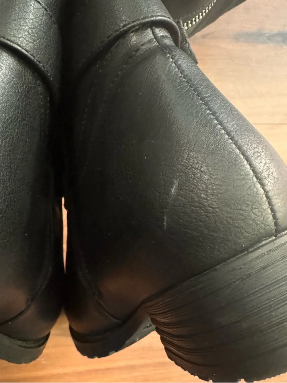 Classic Black Knee-High Women's Boots - Sleek Zipper Detail - Picture 5 of 9